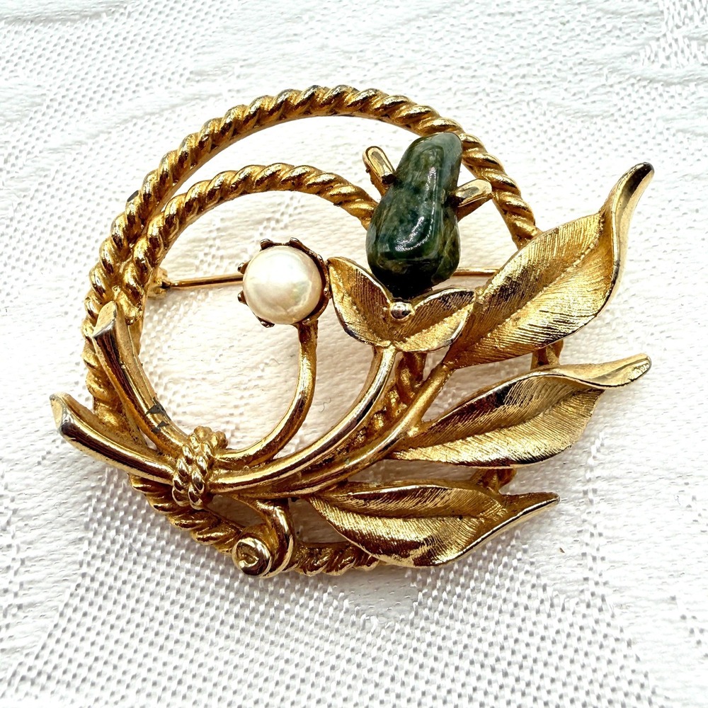 Vintage 60s Sarah Coventry "Jade Garden"‎ Faux Pearl & Green Stone Wreath Brooch